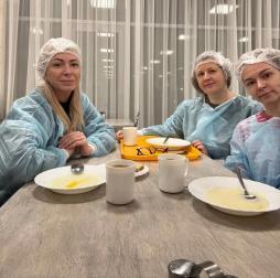 Представители родительской общественности при проведении родительского контроля в школьной столовой.